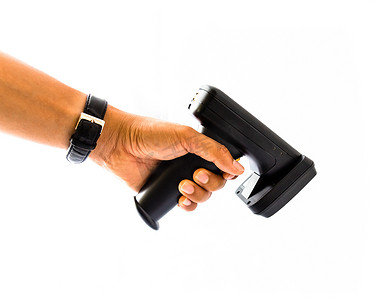 使用白色隔离的 RFID 扫描仪的近距离男性左手佩戴手表