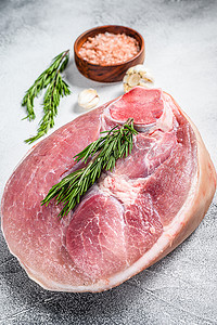 新鲜切块猪肉摄影照片_生鲜猪肉火腿切块。