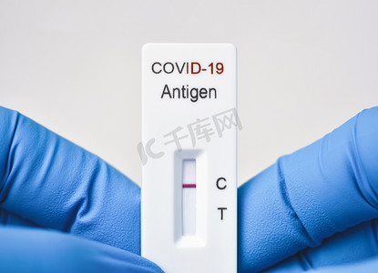 医务人员在白色背景下显示抗原快速检测试剂盒的Covid-19阴性检测结果，冠状病毒感染保护概念