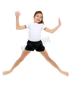 穿着t恤的人摄影照片_一个穿着纯白T恤的小女孩正在跳跃。