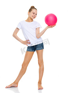 小女孩正在用球进行健身。
