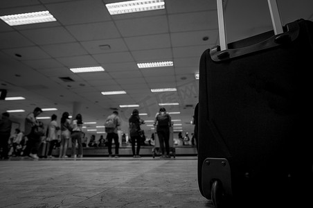 在传送带上等待行李的模糊人群的特写行李