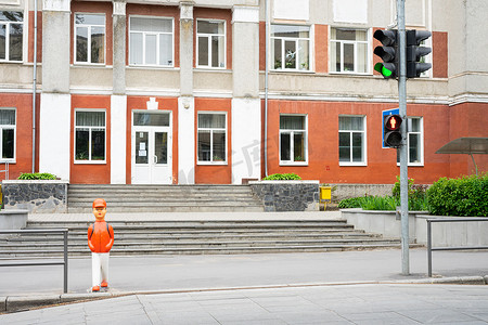 孩子过马路摄影照片_乌克兰，文尼察，2020 年。一个即将过马路的小学生的雕像