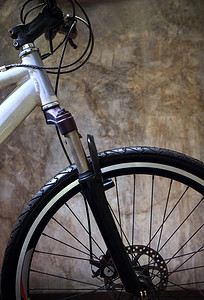山地自行车前轮轮胎与脏水泥的特写