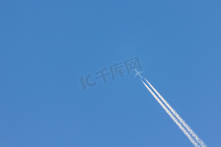 活动轨迹摄影照片_飞行的飞机在空中留下倒转轨迹