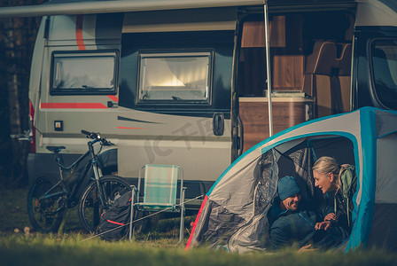 房车露营摄影照片_浪漫的帐篷露营