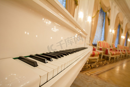 俄罗斯喀山 — 2017 年 1 月 16 日，市政厅 — 钢琴 — 白键和黑键。