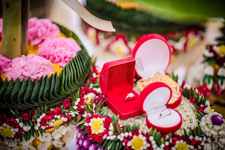 泰国传统婚礼花盘上的嫁妆（金项链）