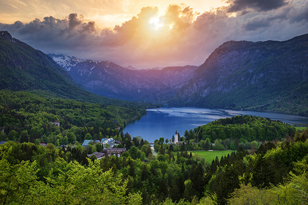 朱利安阿尔卑斯山 Bohinj 湖的鸟瞰图。