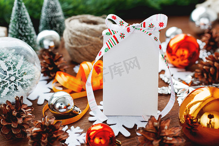 新年横板吊旗摄影照片_圣诞节和新年背景，木制背景上有礼物、丝带、球和不同的黄色和金色装饰。