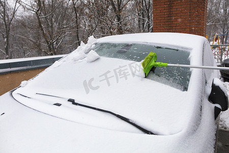 用汽车挡风玻璃上的长刷刷雪