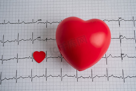 心电图心电图上的红心，心波，心脏病发作，心电图报告。