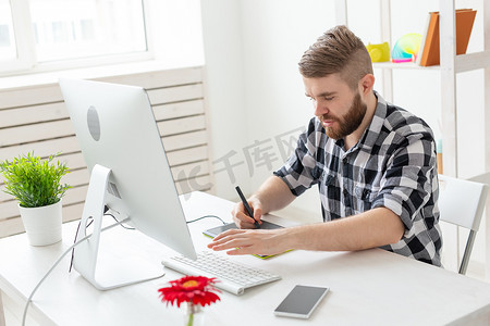 笔记本电脑插画摄影照片_创意、插画、图形和人物概念 — 创意男性商人在办公室使用笔记本电脑时在图形平板电脑上书写或绘图