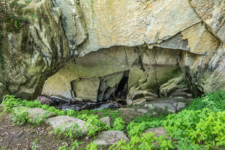 汉代摄影照片_Lesse 河进入比利时 Han-sur-lesse 洞穴系统的地方。
