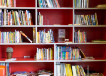 模糊的红色书架，图书馆里有许多教育书籍