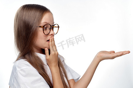 身穿白衬衫、戴眼镜的女孩用手情感浅色背景工作室做手势