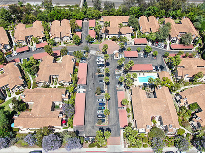 南加州带共管公寓社区的中产阶级邻里鸟瞰图