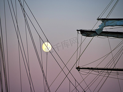 满月光照亮的帆船高船