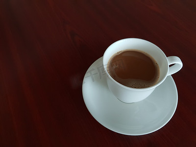 桌上杯子里的咖啡，咖啡店里的茶