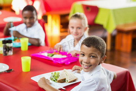 孩子们在学校食堂休息时间吃午饭