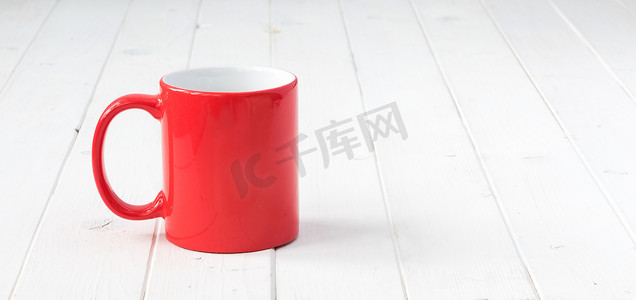 桌子上有白色里面的红色杯子