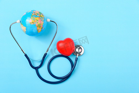 世界卫生日概念、听诊器、地球和红色心脏