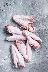 鸭鹅摄影照片_厨房桌子上的新鲜生鸭翅。
