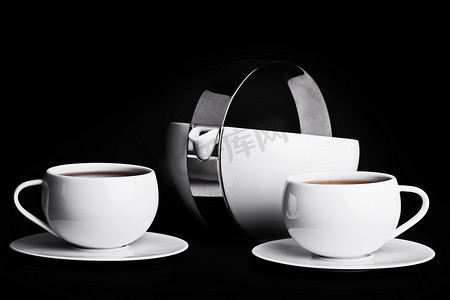 白色茶具摄影照片_在黑色背景上的茶具