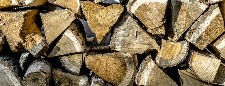 木头堆摄影照片_一堆切碎的木头在冷杉中燃烧的特写视图