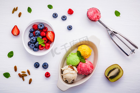 彩色冰淇淋配混合浆果覆盆子、蓝莓、草莓