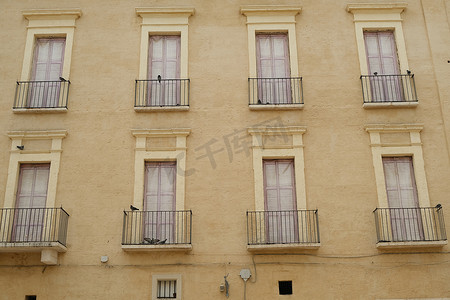 带有窗户和阳台的地中海宫殿的正面。