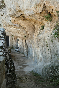 vespa摄影照片_滑板车 Vespa Piaggio 停在马泰拉 Sassi 的一个洞穴里