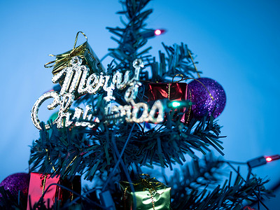 小玩意儿摄影照片_装饰有小玩意儿、灯和小礼物的圣诞树