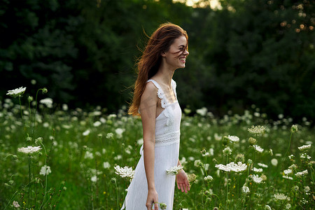 穿着白裙的漂亮女人田野鲜花自由自然