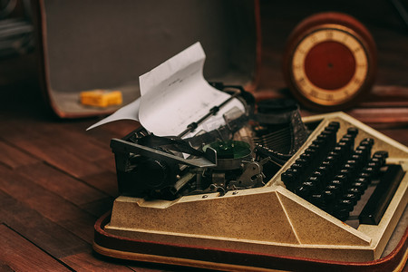 用于打印白纸木质背景复古发明的老式打字机