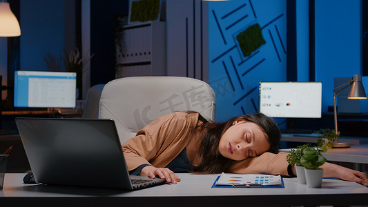 女商人在公司办公室从事会计统计工作时睡觉