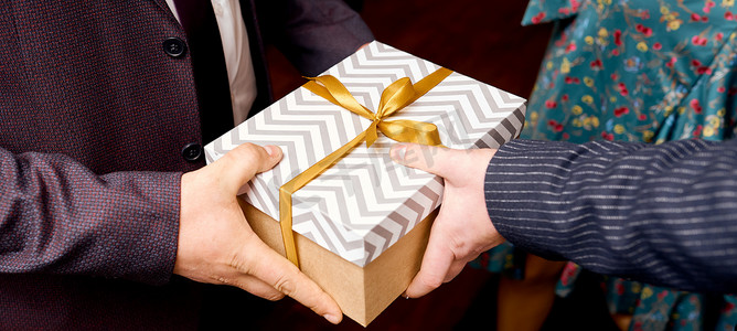 装饰礼物盒摄影照片_男人送礼物盒，顶视图。