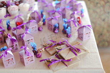 漂亮的紫罗兰装饰，适合生日聚会、糖果和信封。