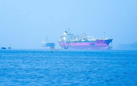 河上运输原油的大型重型生锈集装箱船景观。
