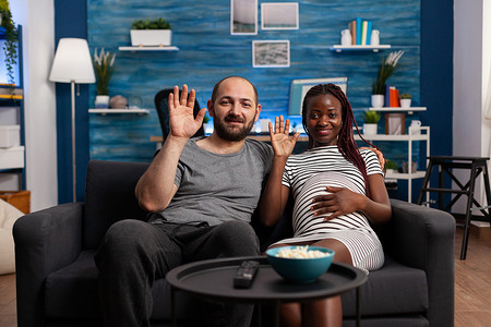 跨种族夫妇怀孕并使用视频通话