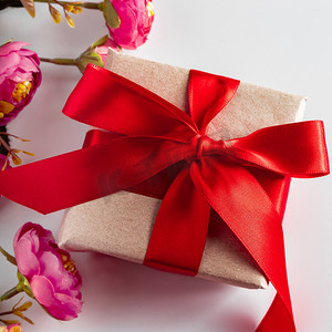 有红色丝带和花的礼物盒在白色背景。