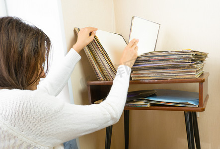 女人在家选择黑胶唱片来听