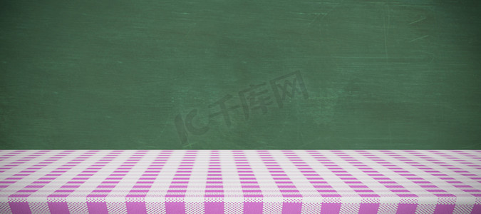 粉色和白色桌布的合成图像