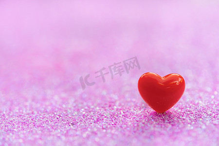 粉色甜蜜情人节摄影照片_情人节背景与抽象光上的红色心形