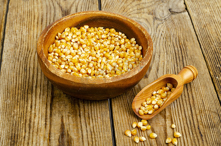 将玉米粒晒干放入碗中，用于制作爆米花。