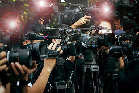 新闻和媒体摄像机、在公共场所值班的视频摄影师新