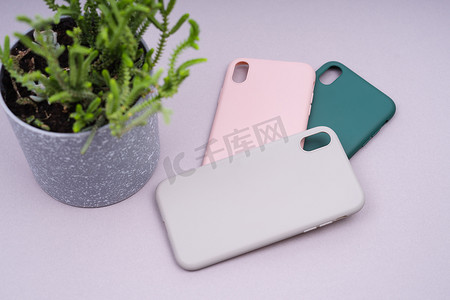 灰色、绿色和粉色智能手机保护壳。