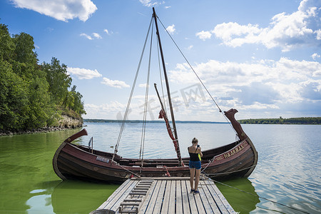 古老木船摄影照片_俄罗斯萨马拉地区 Bogatyrskaya Sloboda 码头上的一艘古老木船。 