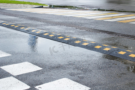 人行横道处道路上的减速带