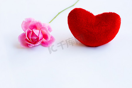 情人节玫瑰矢量摄影照片_与桃红色玫瑰的红色心脏在白色。